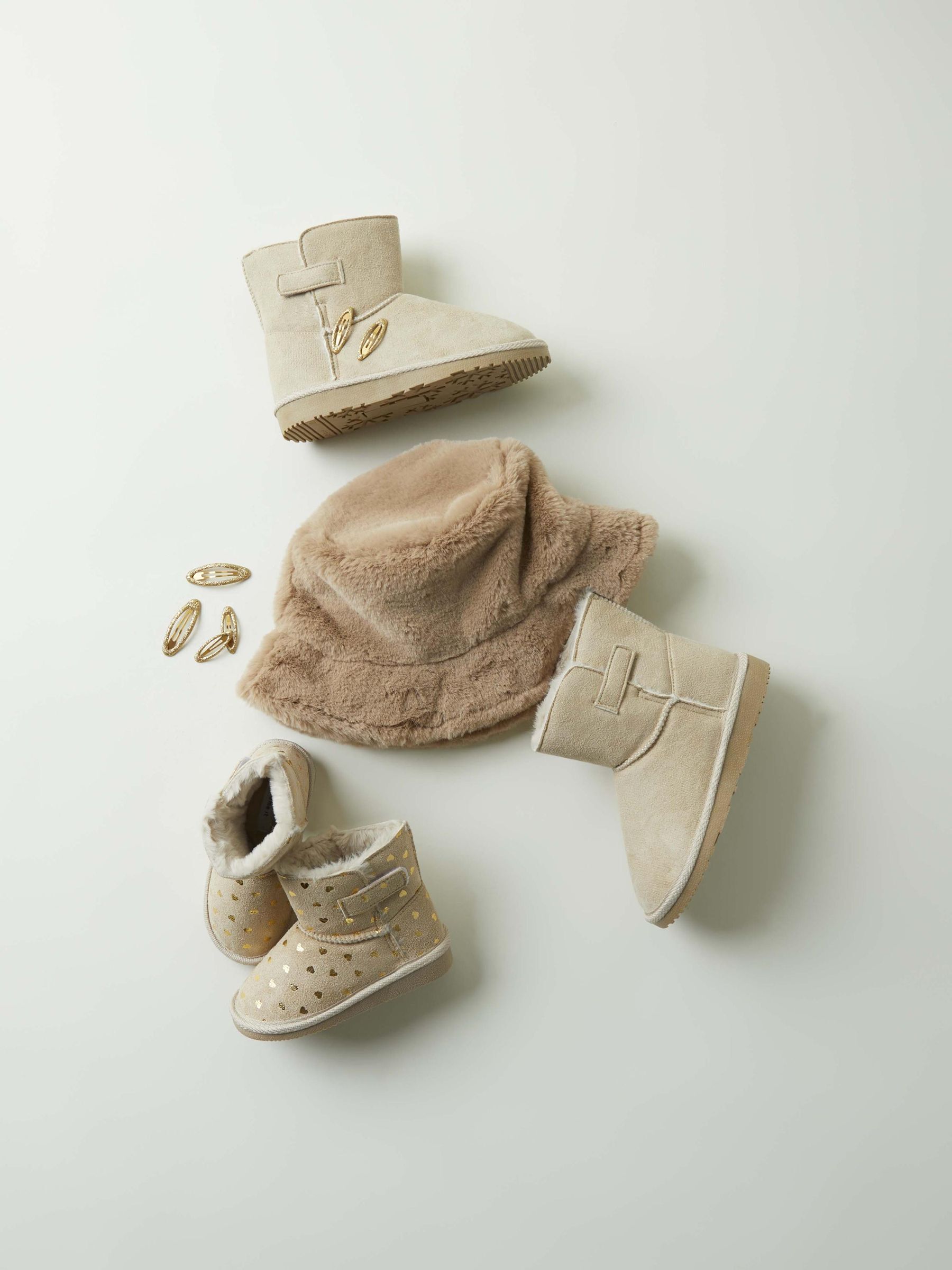 Little girl 2024 faux fur boots