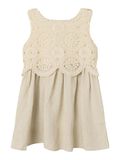 name it ÄRMELLOSES KLEID, Bleached Sand, highres - 13242274_BleachedSand_001.jpg