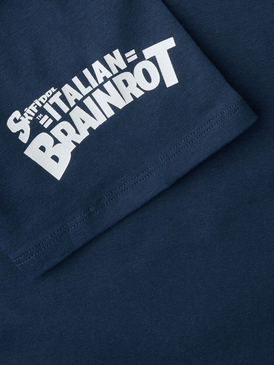 Carousel image - ITALIAN BRAINROT -TEEMAINEN T-PAITA, Navy Blazer | 4
