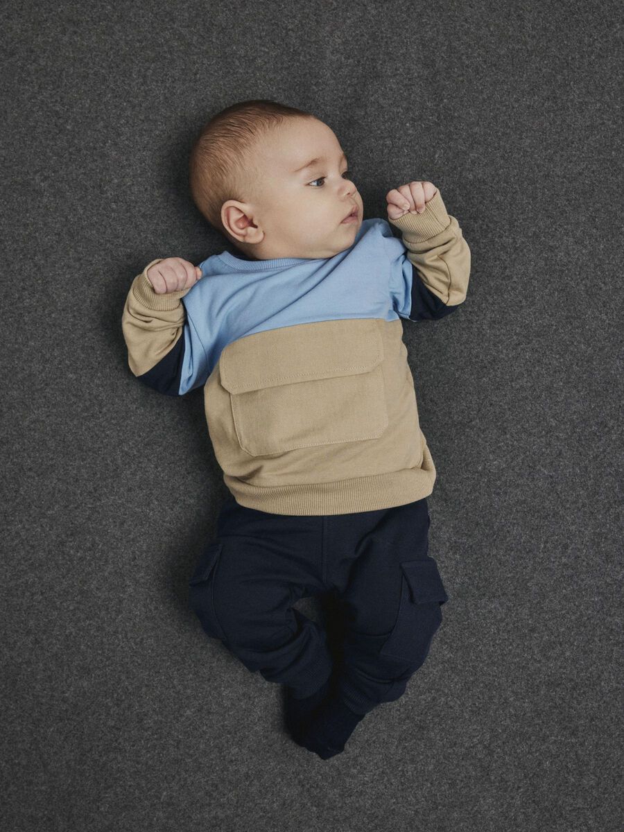 name it LONG SLEEVED SWEATSHIRT, Weathered Teak, highres - 13236280_WeatheredTeak_007.jpg